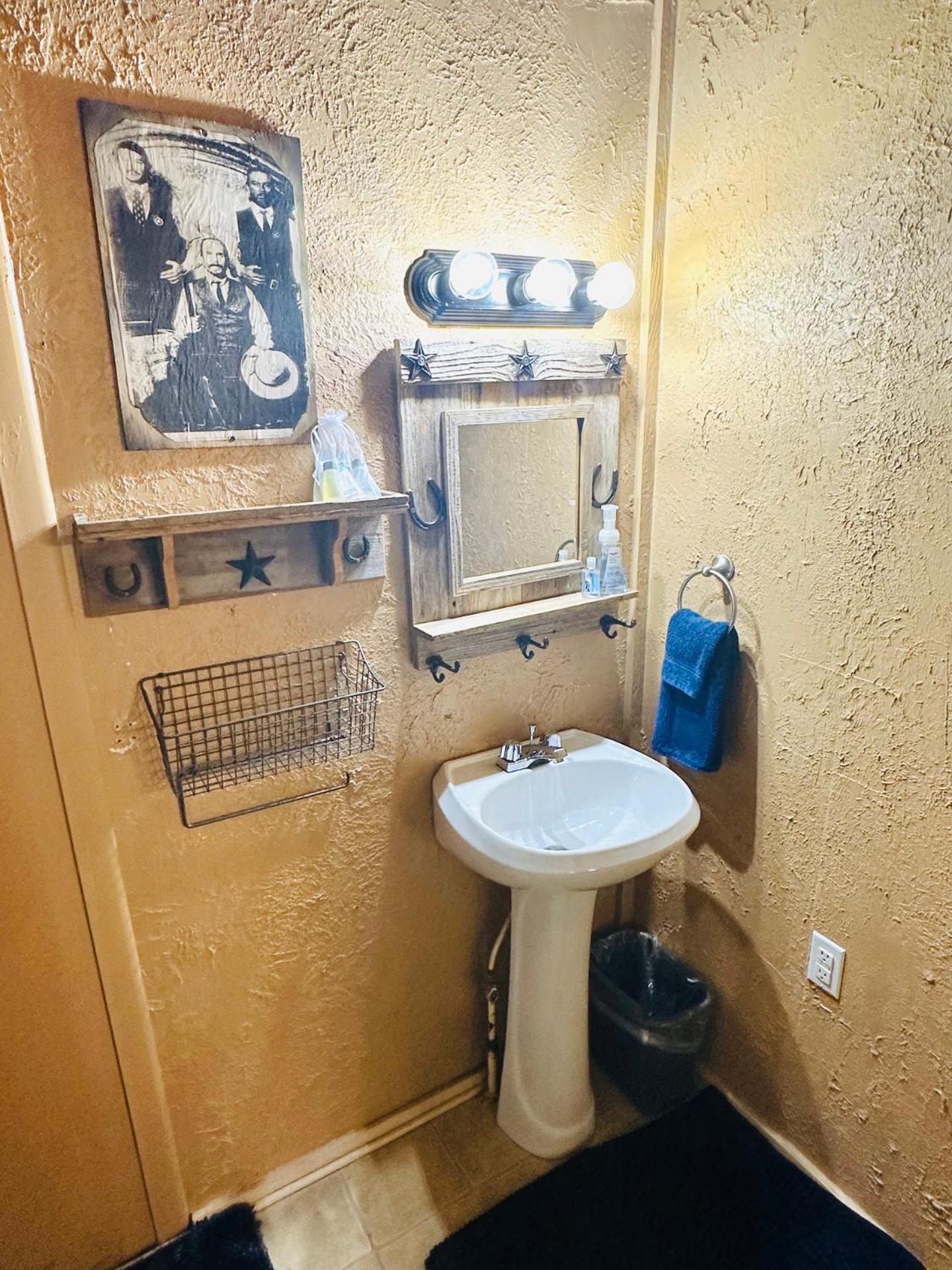 Acorn Hideaways Canton Rustic Old West Frontier Suite Екстериор снимка