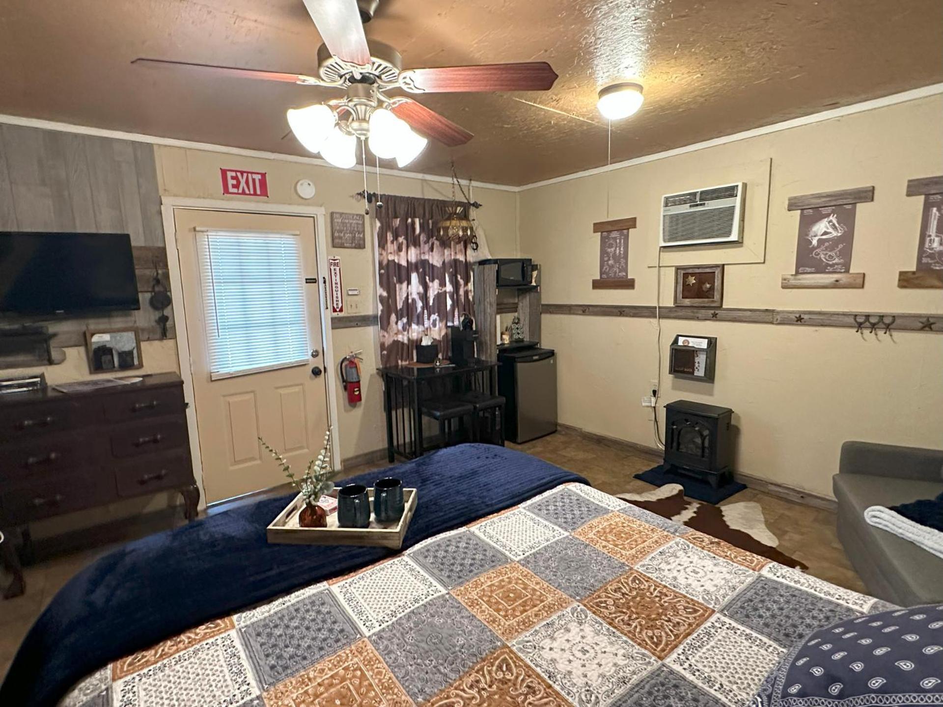 Acorn Hideaways Canton Rustic Old West Frontier Suite Екстериор снимка