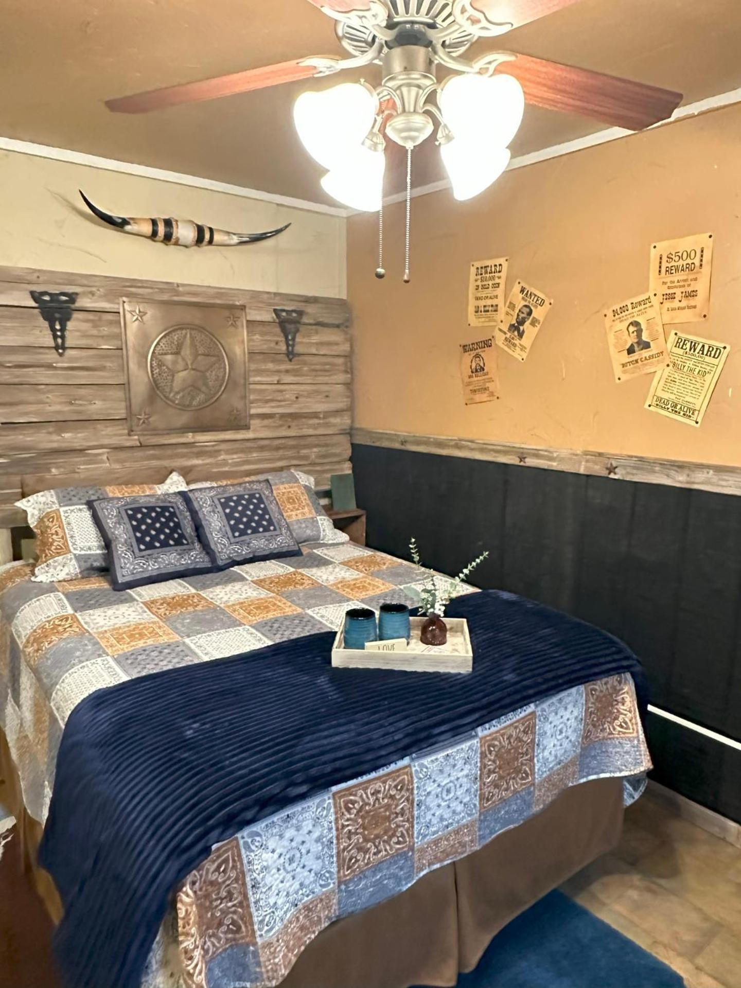 Acorn Hideaways Canton Rustic Old West Frontier Suite Екстериор снимка