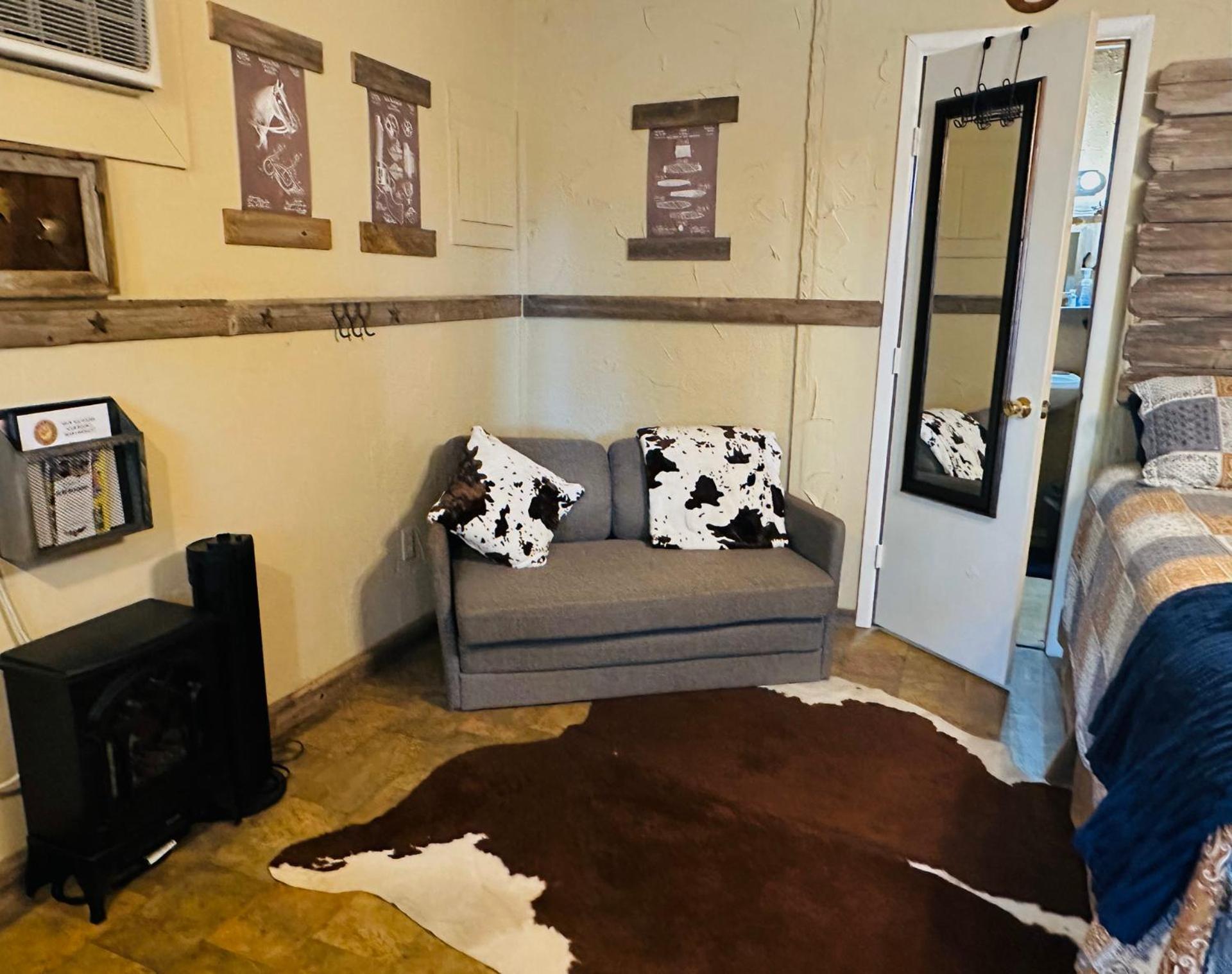 Acorn Hideaways Canton Rustic Old West Frontier Suite Екстериор снимка